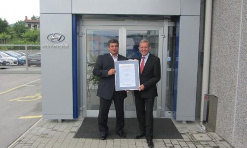 Predaja certifikata; Petar Ivović, Autorent d.o.o. in Ludvik Svoljšak, direktor Hyundai Avto Trade d.o.o. Ljubljana